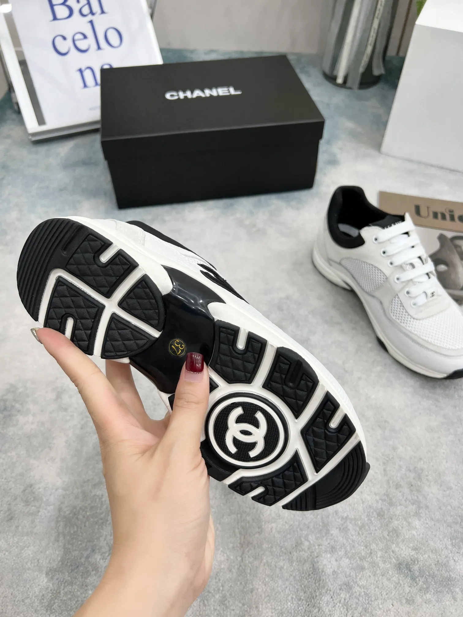 👟👟Ex-factory price 480👟👟 Women's Shoes Women's Clothing Women's Shoes Factory Chanel 2023 new color casual sports shoes, Paris Fashion Week (Chanel) catwalk style, original shoes purchased in Italy 1:1 production, fabric: original custom-made high-reflective material/high mercerized suede cowhide, breathable mesh splicing, 1 cm thick original movable massage feet, comfortable to wear, private original molded outsole , color, black, white, two-color optional. Number of yards; 35--41